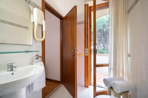Koupelna v ubytování Hotel Parco dei Pini - 100mt dal Mare
