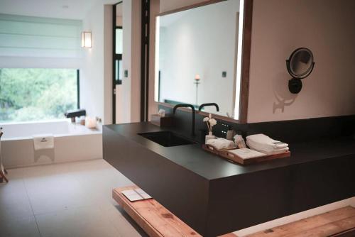 Postel nebo postele na pokoji v ubytování BuSu Forest Forever Hotel
