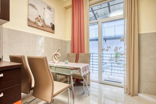 The Grand Cozy Residence by Irundo
