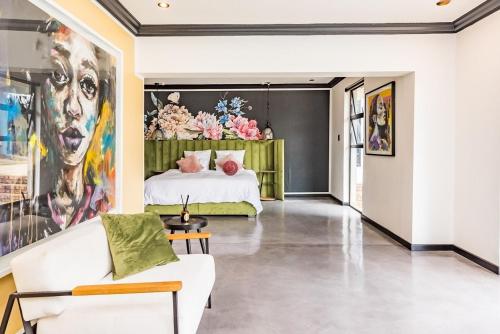 un salon avec un lit et un canapé dans l'établissement The Urban Sanctuary Boutique Hotel & Retreat, à Johannesbourg