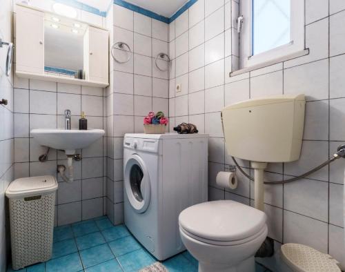 un bagno con lavatrice e lavandino di Crystal Cherry Apartment a Preveza