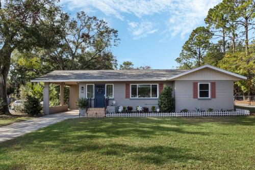 a house with a green lawn in front of it at Doras Dream, 4 Bedrooms, Sleeps 12, Downtown in Mount Dora
