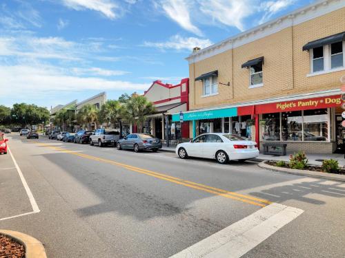 a city street with cars parked in front of buildings at Doras Dream, 4 Bedrooms, Sleeps 12, Downtown in Mount Dora