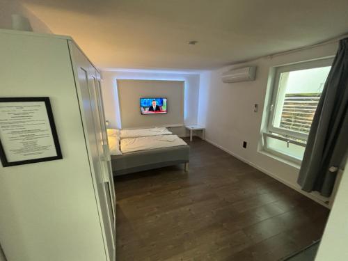 a small room with a bed and a window at Benjamin Apartman in Budapest