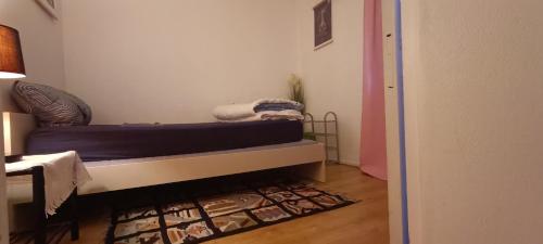 une chambre avec un lit dans une pièce dans l'établissement Chambre plein centre, à Nantes