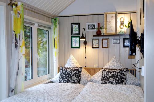 Postel nebo postele na pokoji v ubytování gemütliches Tiny House mit Sauna, Kamin und Fahrradgarage