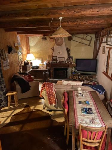 un salon avec une table et un canapé dans l'établissement COURCHEVEL 1300M LE PRAZ LE FRENEY CHALET Soluna, à Courchevel