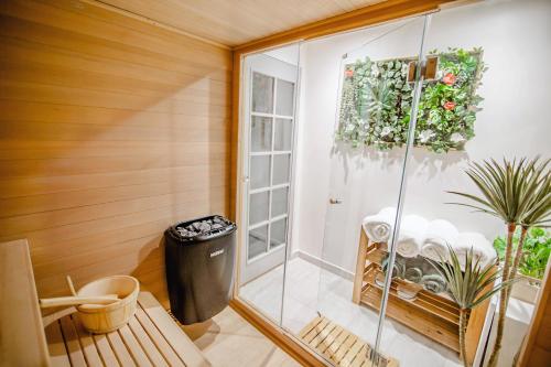a room with a sauna with a trash can at Modern Central Luxury Home with Hot Tub Sauna 12PPL in Sheffield
