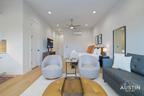 a living room with a couch and a bed at Modern 3BR 3BA in Steiner Ranch w Balcony Dining Yard w Grill by Austin Vacay in Austin