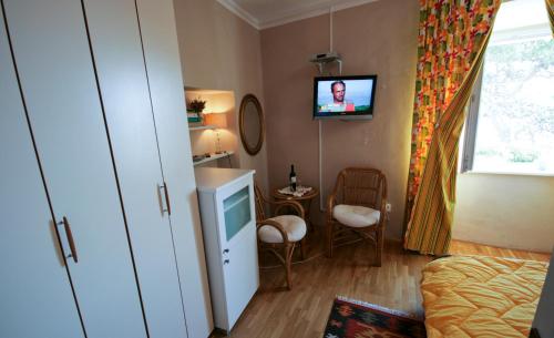 1 dormitorio con 1 cama y TV en la pared en Apartments Tedeschi, en Korčula