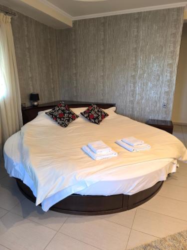 a large bed with two pillows on top of it at Faraggi Hotel in Simvolí