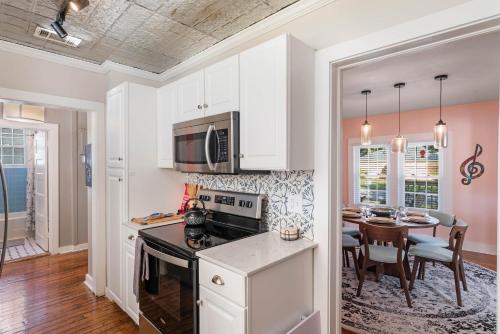 Η κουζίνα ή μικρή κουζίνα στο Sanford's Haven, 3 Bedroom, Sleeps 7