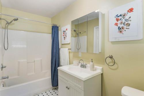 Ένα μπάνιο στο Sanford's Haven, 3 Bedroom, Sleeps 7