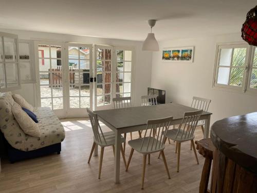un salon avec une table et des chaises de salle à manger dans l'établissement El Nido, à Saint-Georges-de-Didonne