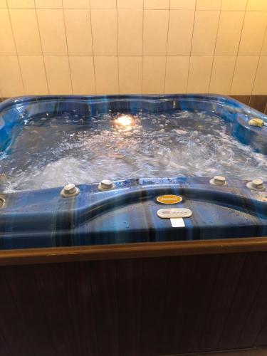 a hot tub filled with boiling water in a room at Faraggi Hotel in Simvolí