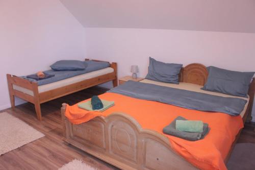 Cette chambre comprend 2 lits jumeaux et du parquet. dans l'établissement Vanilla Mountain Resort, à Bălceşti