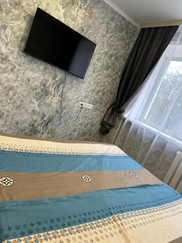 Μια τηλεόραση ή/και κέντρο ψυχαγωγίας στο Уютная 1-комнатная квартира