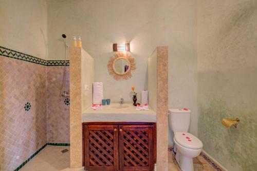 Koupelna v ubytování Riad Les Etoiles Berberes & SPA