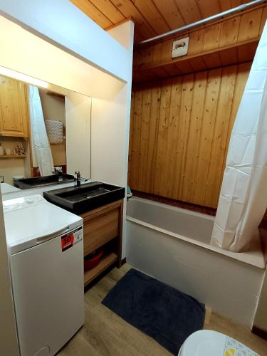 Il comprend une petite cuisine avec un évier et une baignoire. dans l'établissement APPARTEMENT CHAMONIX MONTBLANC 1 à 4 personnes, à Chamonix-Mont-Blanc