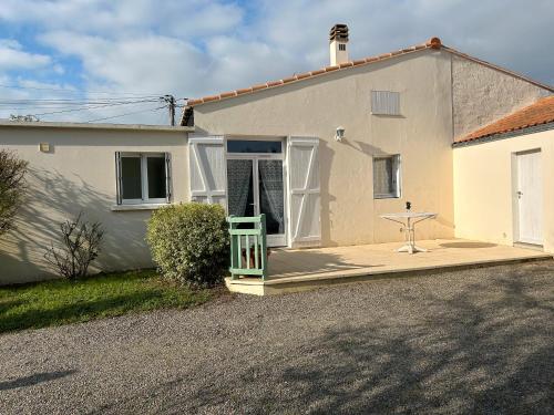 Casa blanca con puerta y porche en 1 - Maison de pêcheur Pré vert, en Pornic