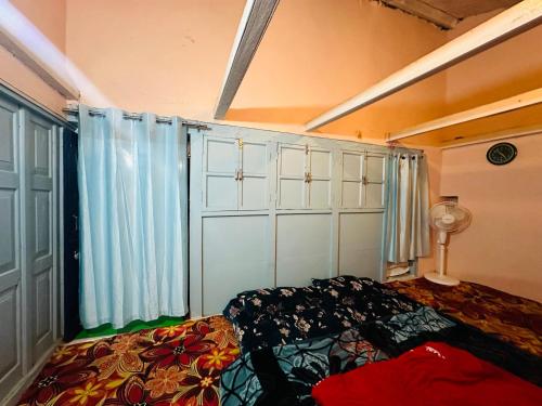Postel nebo postele na pokoji v ubytování Deodar Village Homestay Devalsari