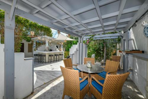 a patio with a table and chairs and a kitchen at Aloe B&B in Oranjestad