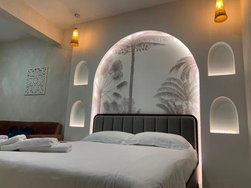 a bedroom with a bed and an arch in the wall at Kastoria NYC in Kastoria