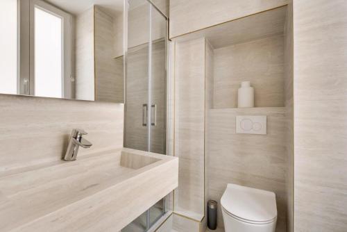 une salle de bain avec toilettes et douche en verre dans l'établissement Magnifique Studio ile saint louis - Paris 4 - 2P - FLAT-GUEST, à Paris