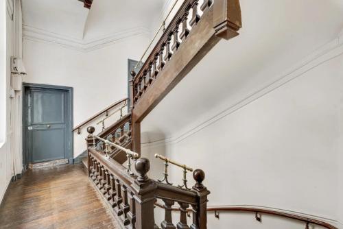 un escalier décoré dans une pièce aux murs blancs dans l'établissement Magnifique Studio ile saint louis - Paris 4 - 2P - FLAT-GUEST, à Paris