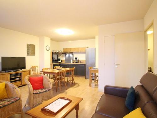 un salon avec un canapé et une table dans l'établissement Charmant T2 bis centre La Bourboule, WIFI, parking, proche thermes - FR-1-608-56, à La Bourboule