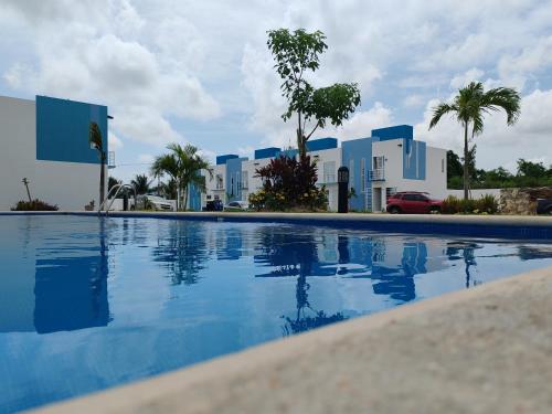 a large swimming pool in front of a building at Privada Monte Aneto 13 in Cancún