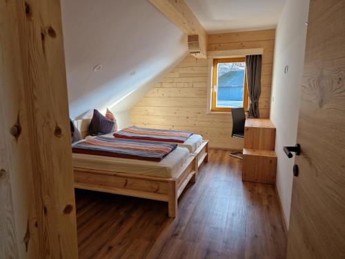 En eller flere senge i et værelse på Apartmaji Pr Ambružarju