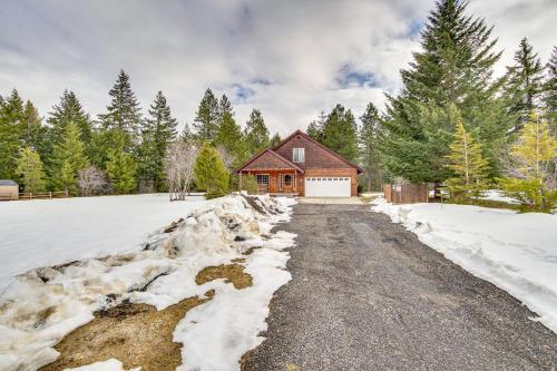 Forested Cle Elum Home with Trail Access and Deck v zimě