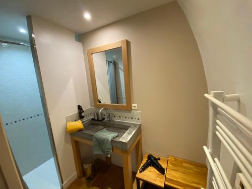 a bathroom with a sink and a mirror at Les Caselles, Gîte et Chambre d'hôtes in Saint-Beauzély