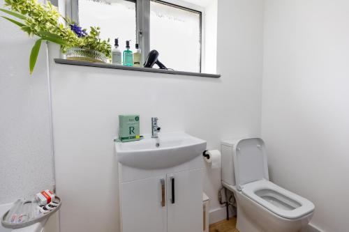 Ένα μπάνιο στο Norwich - House - Sleeps 7 - Parking - Garden