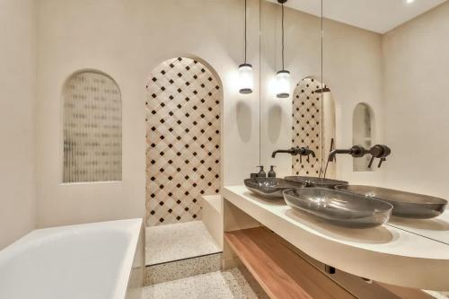 La salle de bains est pourvue de 2 lavabos et d'un lit. dans l'établissement Luxe et Architecture au Centre de Paris pour 6 Pers, à Paris