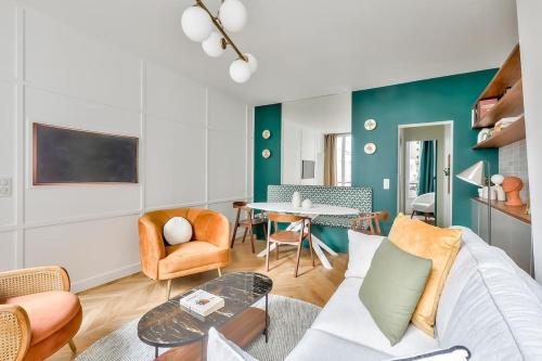 un salon avec un canapé et une table dans l'établissement Luxe et Architecture au Centre de Paris pour 6 Pers, à Paris