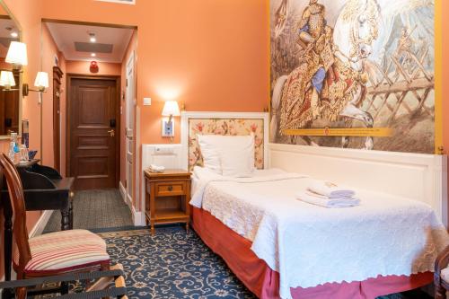 a hotel room with a bed and a bathroom at Hotel Polski Pod Białym Orłem in Kraków
