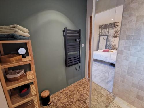 Il comprend une chambre et une salle de bains pourvue d'une douche. dans l'établissement Exclusivité - La Perle Bleue, à La Chevrolière