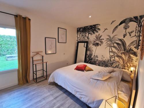 une chambre avec un lit et une grande fenêtre dans l'établissement Exclusivité - La Perle Bleue, à La Chevrolière