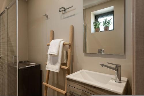 Un baño de Elios Estate for large groups