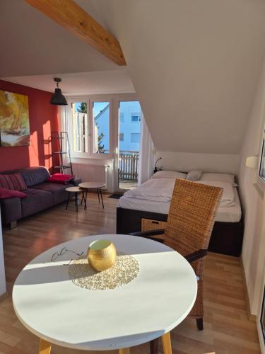 メーアスブルクにあるHaus Meersburg Seeのテーブルと寝室のあるリビングルーム