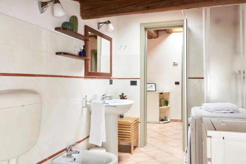 A bathroom at Casa Cosi Masaccio