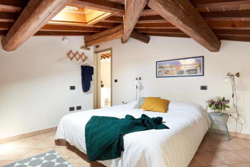 A bed or beds in a room at Casa Cosi Masaccio
