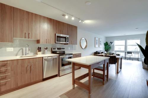 Una cocina o cocineta en Live The Alexandria Exp From This Comfy Apt