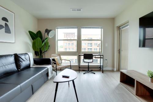 Un lugar para sentarse en Live The Alexandria Exp From This Comfy Apt