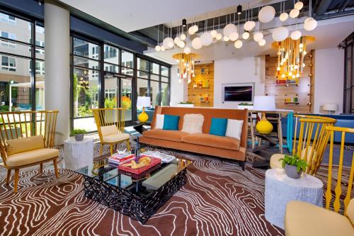 Un lugar para sentarse en Live The Alexandria Exp From This Comfy Apt