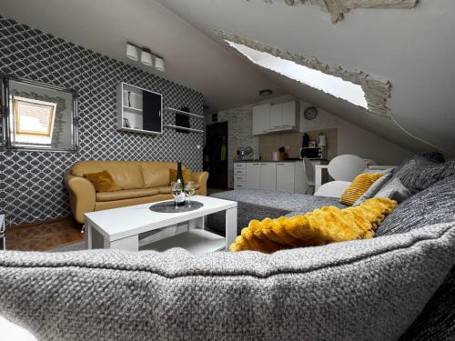 una sala de estar con un sofá y una mesa en Apartment Meri in Kraljevi Cardaci, en Kopaonik