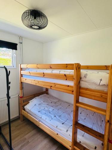 une chambre avec deux lits superposés dans une pièce dans l'établissement Familie Vakantiehuis - Zonneweelde, à Noordwijk aan Zee