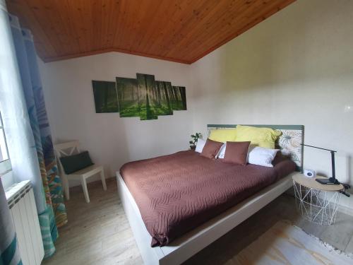 a bedroom with a bed and a wooden ceiling at Villa Magia Verde in Furnas